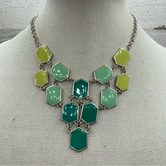 Beautiful Unsigned Gold Tone Green Flat Acrylic Statement Bib Necklace - Picture 1 of 8